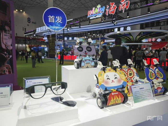 “小8”编程智能机器狗（央广网记者  蔡文娟  摄）