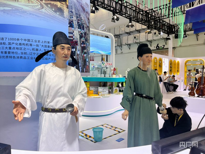 “李白”和“杜甫”仿生人形机器人（央广网记者  蔡文娟  摄）