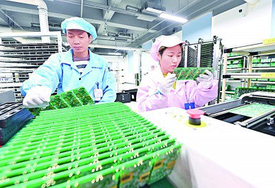 河北廊坊固安县一家集成电路企业工人在生产车间工作。新华社发