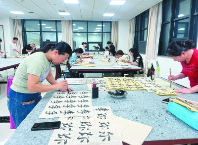 学员在职工夜校上书法课。（资料图）