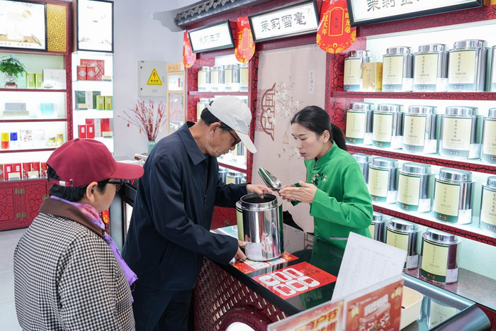 顾客在张一元茶庄挑选茶叶。雄安媒体中心刘潇 摄