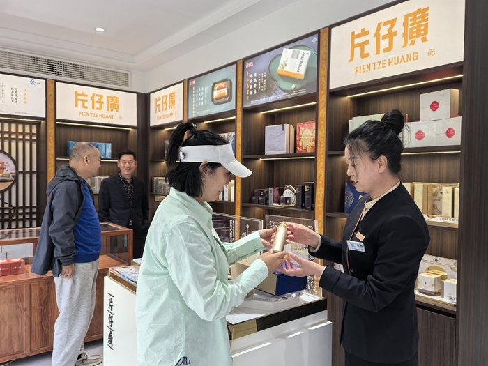 顾客在中华老字号片仔癀专卖店挑选化妆品。雄安媒体中心刘潇 摄