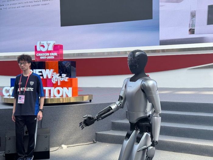 4月15日，第137届广交会开幕当天，魔法原子携人形机器人"小麦"及四足机器人首度亮相，成为全场焦点。谭海燕/摄