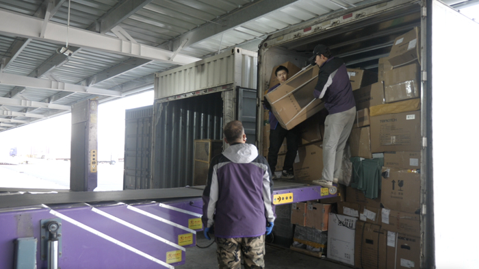 4月9日，位于新疆乌鲁木齐的中通快运现代化中心，工作人员正在分拣大件家装集运包裹。（中通快运供图）