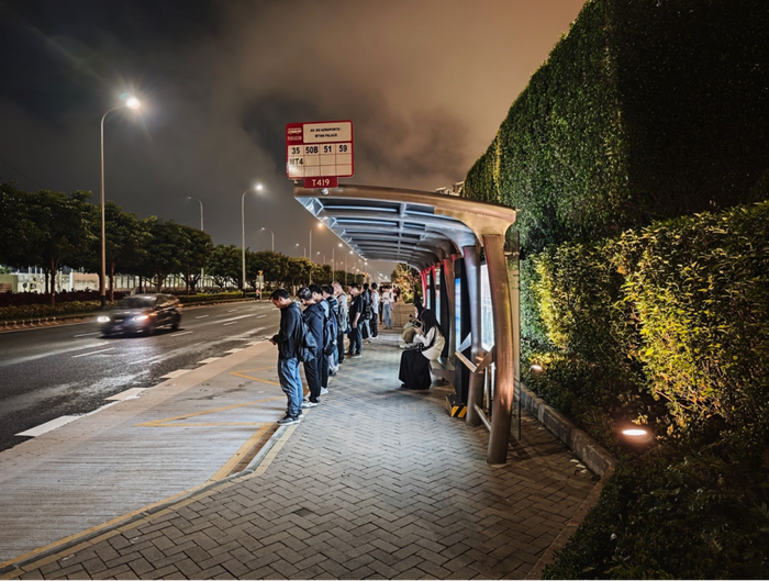 新一届中国澳门特区政府将在经济适度多元发展方面展现更大作为。图为某博彩酒店外，当地市民在深夜里等待公交车到来。摄/焦建