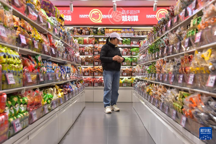 　　4月16日，消费者在云南省红河哈尼族彝族自治州蒙自市一零食店选购零食。新华社发（薛莹莹摄）