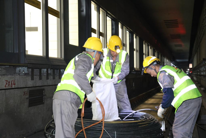 　　2024年7月，上海铁塔建设者在地铁隧道内布设光缆。（上海铁塔供图）