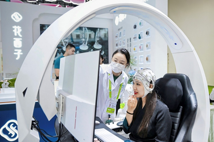 观展者体验多维全息AI感官行为研究系统。人民网记者 黄盛摄