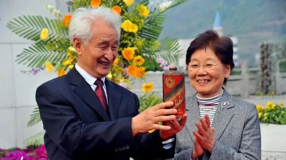 2011年松崎君代从日本将一瓶茅台酒送到茅台集团