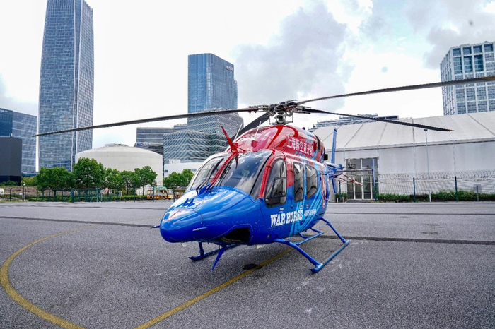 上海龙华机场，一架直升机停在停机坪上。上海徐汇 图