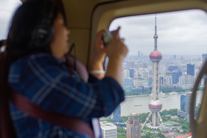 2024年10月1日，上海黄浦江低空观光首飞，游客从空中观赏东方明珠塔。澎湃新闻记者 俞凯 图