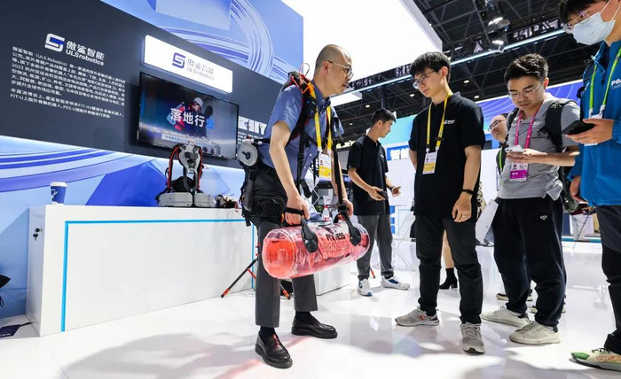 　　4月14日在第五届消博会上拍摄的傲鲨智能展示的外骨骼机器人。新华社记者 杨冠宇 摄