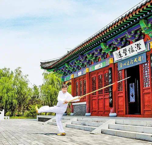 2024年6月21日，在沧州运河武馆前，一位武者在展示枪术。河北日报资料片