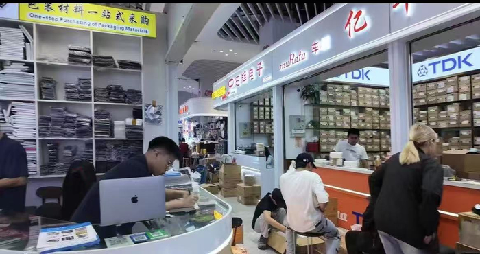 （图：正在打包发货的商家，摄\李金萍）