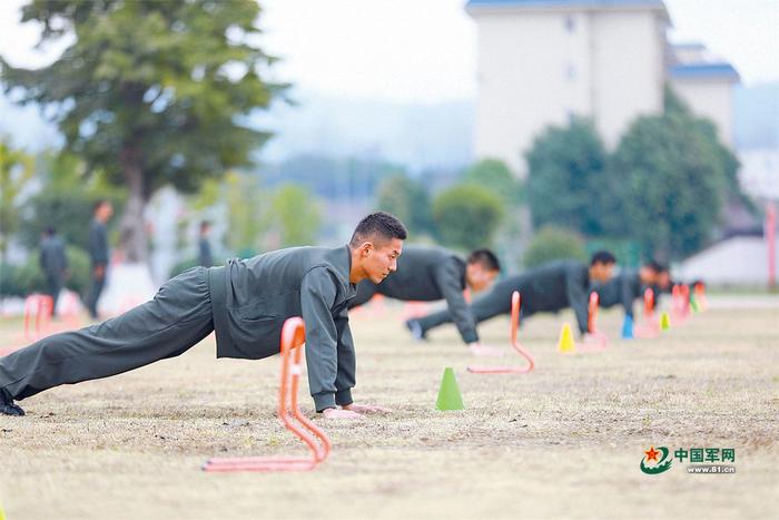 　　官兵在训练前进行热身。林泓澔 摄