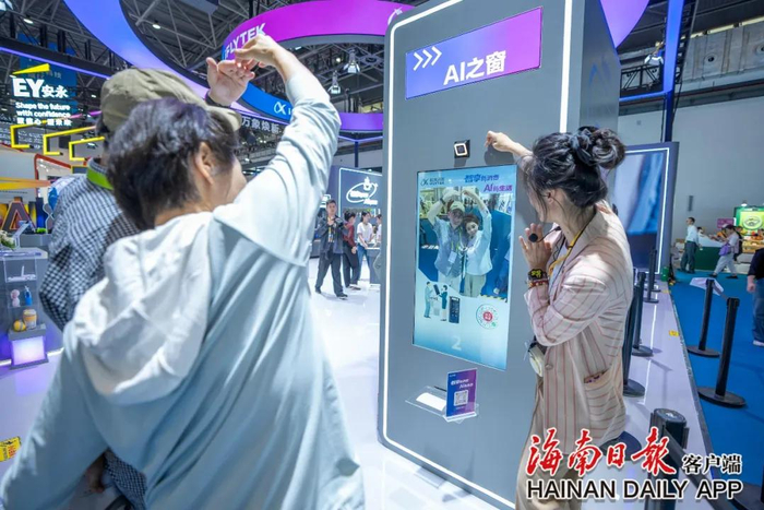 　　观展人员体验AI拍照。海南日报全媒体记者 李天平 摄