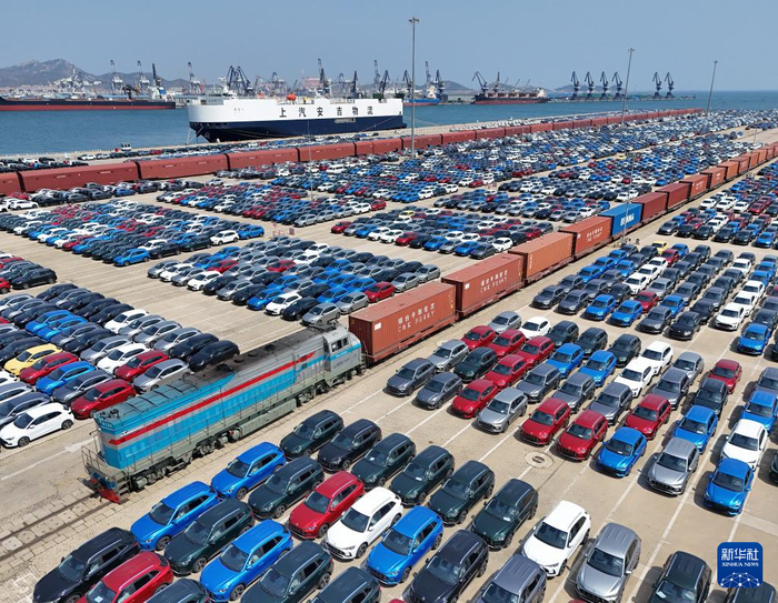 　　一列海铁联运班列驶过山东港口烟台港商品车码头（4月11日摄，无人机照片）。新华社发（唐克摄）