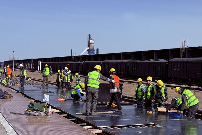 临时站台搭建现场