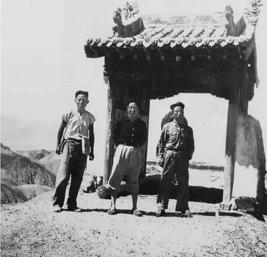 1944年8月，向达（中）、夏鼐（右）与阎文儒（左）一行在敦煌。