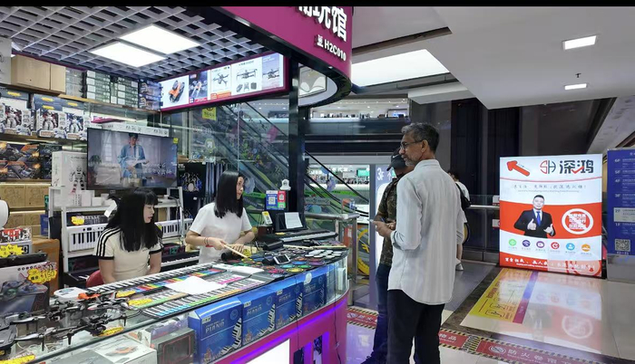 （图：商家正在向采购商讲解产品，摄/李金萍）