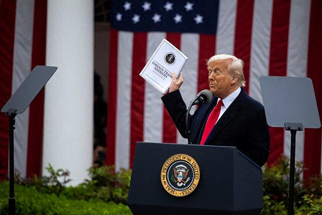 当地时间2025年4月2日，美国白宫，特朗普手持一份关于外贸壁垒的报告发表讲话。 视觉中国