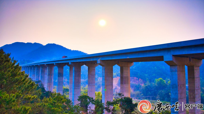 上峒高速一隅。罗芸婕 摄