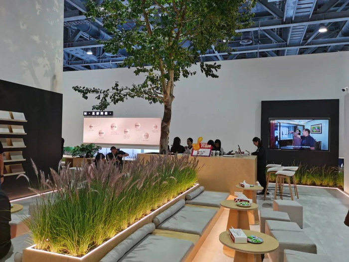 （未陈设产品的展位 《消费者报道》记者摄）