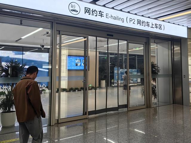 杭州西站网约车候车室 李欣欣摄