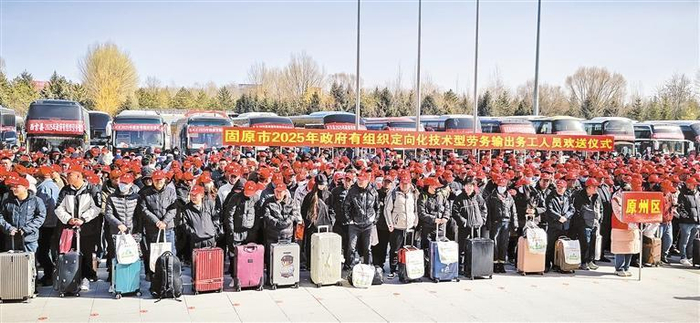 充分发挥劳务工作站作用，集中组织劳动力外出务工。