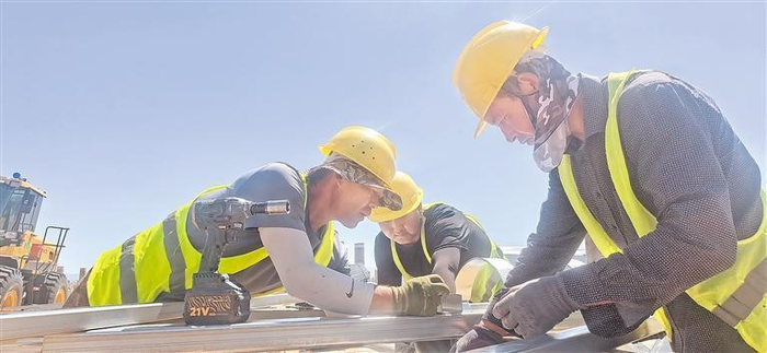 务工人员在内蒙古阿拉善左旗光伏项目季节性务工。