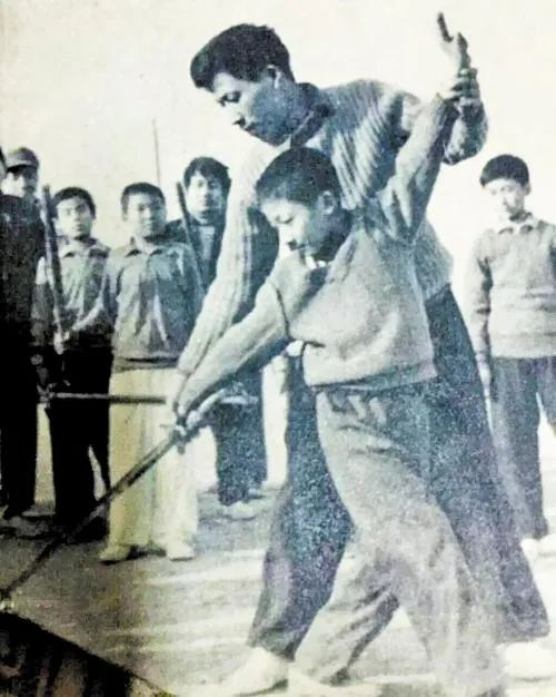 孟村八极拳第七代传承人吴连枝指导儿子吴大伟习练剑术。（摄于1980年） 吴大伟供图