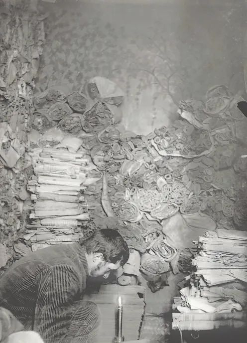 1908年，伯希和花了三个星期在藏经洞里挑选经卷。