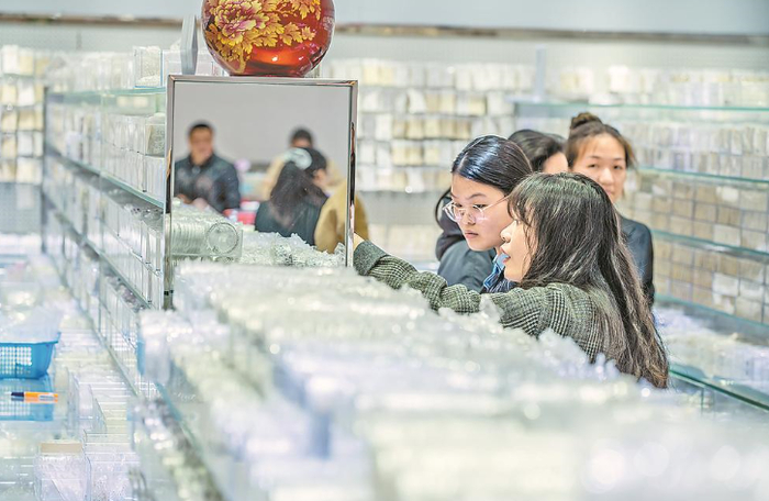 顾客在挑选银饰品。 林元景 摄