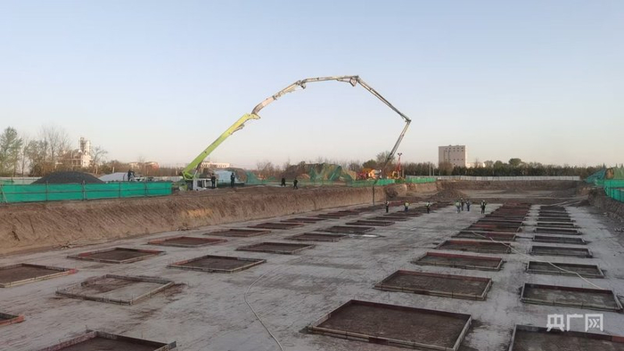 寰泰年产2万立方米钒电解液及3000吨高纯原料生产线项目建设现场（央广网发  盘小美  摄）