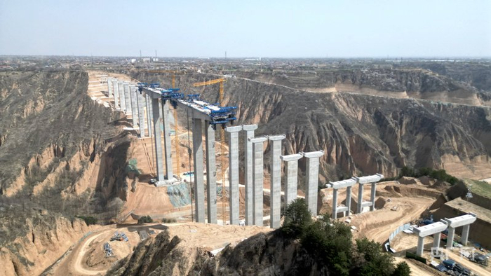 G244线庆阳过境段公路项目小崆峒大桥建设现场（央广网发  盘小美  摄）