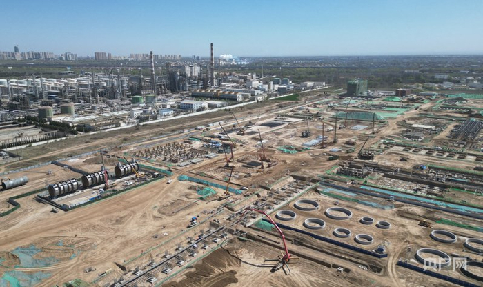 庆阳同欣50万吨/年轻烃深加工项目施工现场（央广网发  盘小美  摄）