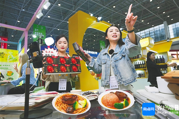 4月14日，直播间主播在消博会现场直播带货。海南日报全媒体记者 王程龙 摄