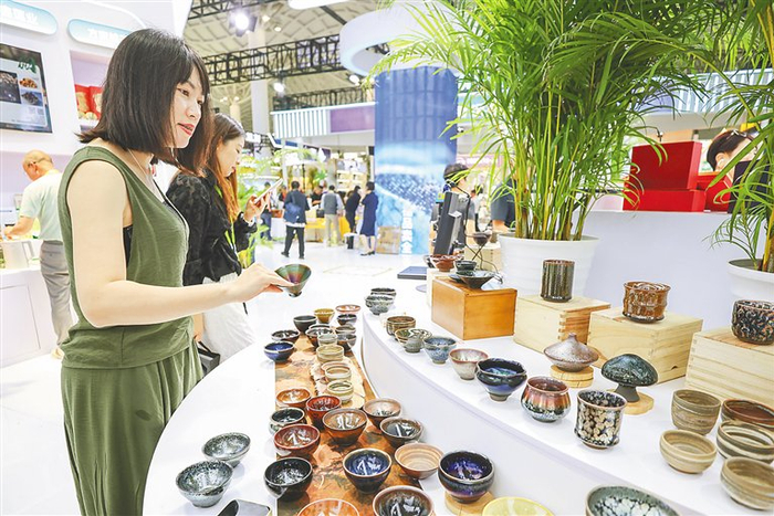 4月15日，观众在消博会上参观建盏产品。新华社记者 张丽芸 摄