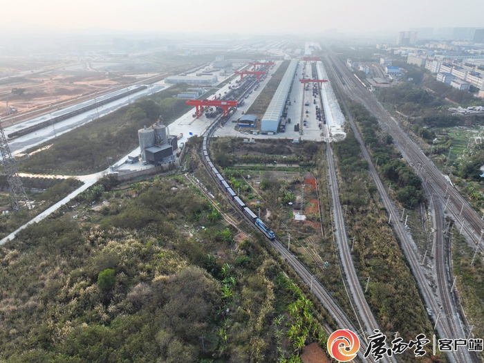 中越班列从南宁国际铁路港缓缓驶出。陈星宇 摄 