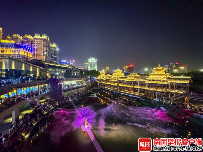 演员在彩雾弥漫的湖面中起舞。
