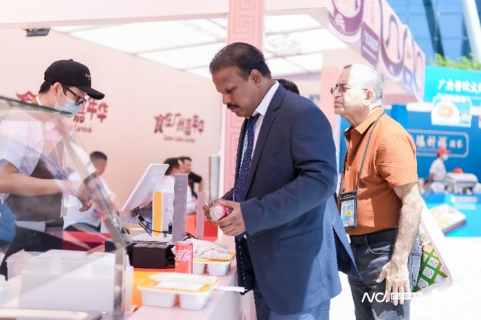 “食在广州”嘉年华现场，外商也对广州美食感兴趣。（广州市商务局供图）