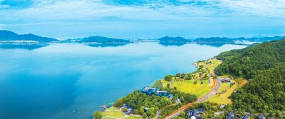 环境优美的东钱湖沿湖道路与建筑。胡学军摄（人民视觉）