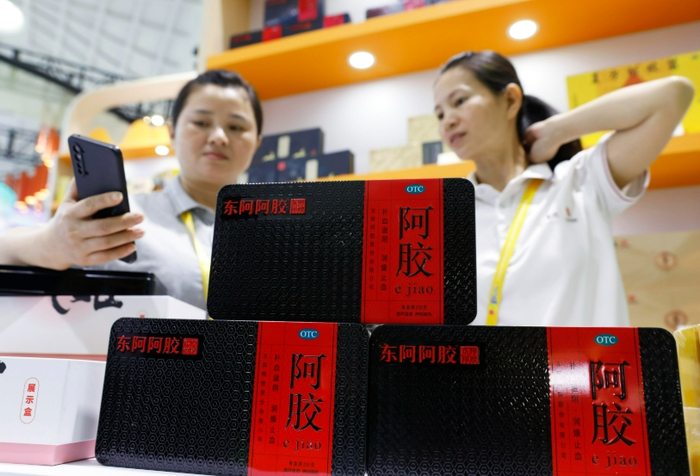 山东馆的东阿阿胶展台（央广网发  冯小敏  摄）