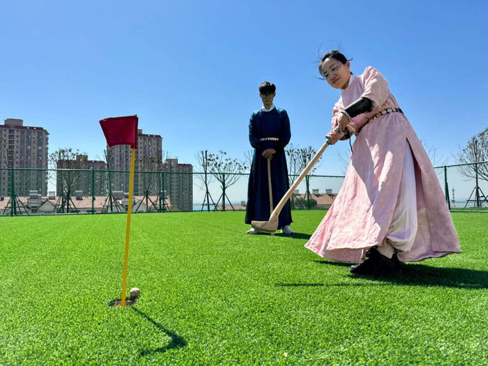 曲晓波（右）在体验捶丸。本报记者 张文豪摄
