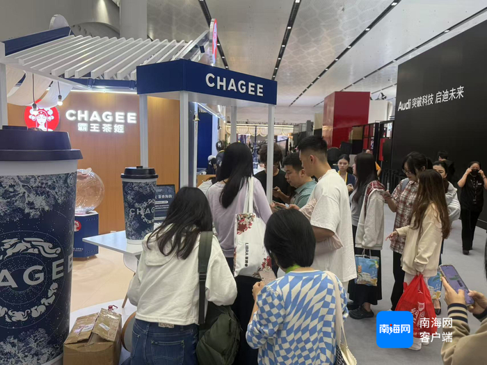 霸王茶姬展台前人气火爆。记者 王子遥 摄