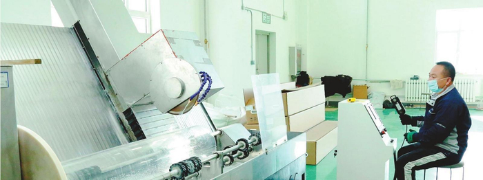 朝阳凯美石英有限公司生产车间，工人正在生产石英制品。