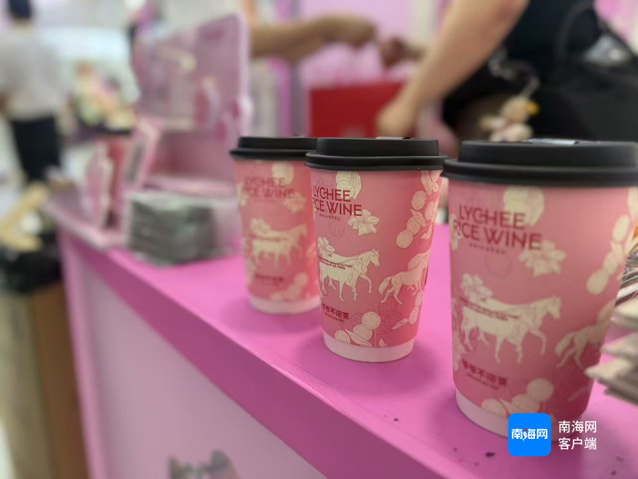 爷爷不泡茶首次参展消博会。记者 王子遥 摄