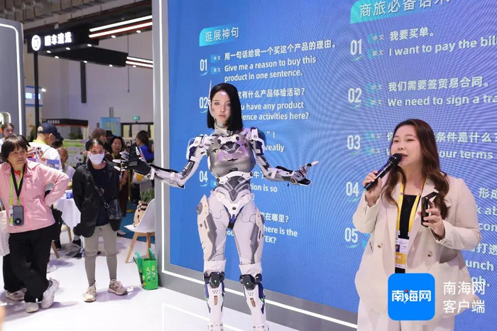 现场推出的AI翻译机器人。记者 王威 摄