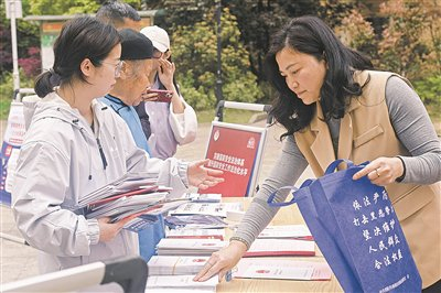 4月15日，双龙航空港经济区党政办和小碧乡党员干部向群众发放全民国家安全教育宣传手册。吴兴杰 摄