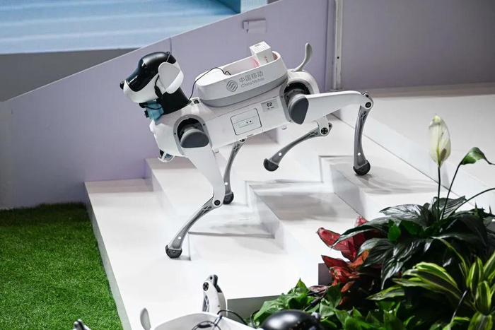 　　4月14日，机器狗在第五届消博会现场演示运送药品。新华社记者 蒲晓旭 摄